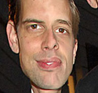 Alex Schulman skriver bok om sin bror