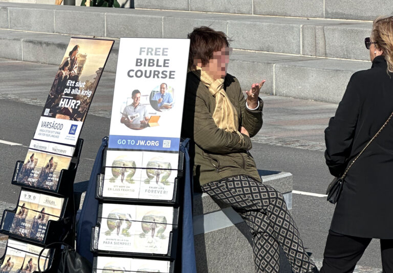 Jehovas vittnen börjar ta betalt för bibelkurserna