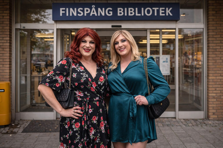 SD Finspång läser sagor för barn på bibliotek